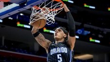 Новобранец се нареди до Карим и ЛеБрон в дебюта си в НБА 