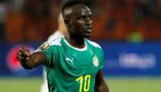 Шампионско сърце: Мане спонсорира селото, в което е роден