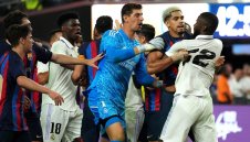 Барса тресна Реал в Ел Класико във Вегас при дебюта на Левандовски