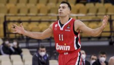 Тройка със сирената хвърли в екстаз Везенков и Олимпиакос