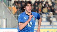 Заформя се здрава битка между Юве и Интер за Тонали и Киеза