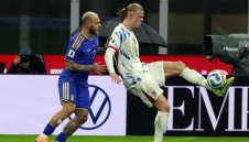 Холанд изригна за Манчини: Пипаше ме по задника!