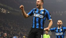 Могъщ Интер обърна Милан и измести Ювентус