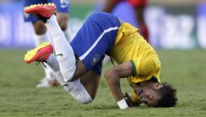 Пеле: Неймар пада твърде лесно