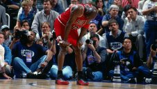 Продадоха кецовете на Джордън от "Грипния мач" за 1,38 милиона