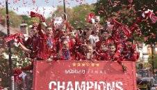 Купонът започна: Над 500 000 души празнуват "Шестата" на Ливърпул