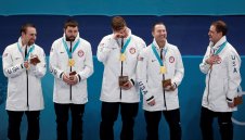 Смях! Раздадоха "женски" медали на "златните" американци