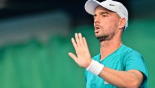 Прекъснаха мача на Димитър Кузманов