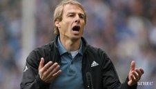 Клинсман направи Бенитес на пух и прах