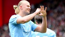 Ерлинг Халанд спи със залепена уста