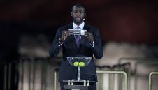 Сводник: Бивш на Барса и Сити предлага проститутки на съотборници