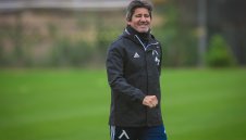 Ето защо Левски не гони Костов веднага