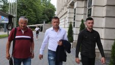 Полиция следи треньора на Локо Пловдив