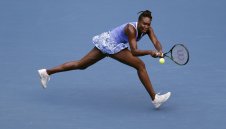 Винъс започна с победа в Китай