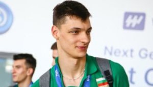 Алекс Николов изригна с 25 точки, но падна с 1:3