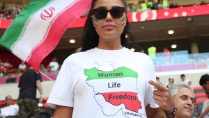 Лъсна лицето на Катар! Изгониха жена, протестираща срещу режима в Иран + СНИМКА