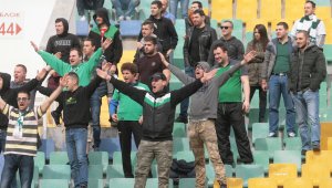 Феновете на Нефтохимик се нахвърлиха срещу ръководството на клуба