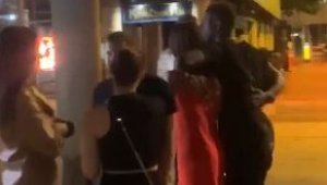 Балотели пиян на кирка, изнесоха го от нощен клуб + ВИДЕО