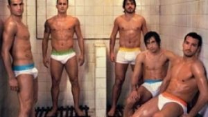 Италиански футболисти се снимат голи в банята
