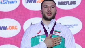 Кирил Милов ще спори за златото на Европейското по борба