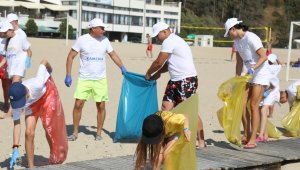 Плеяда спортни звезди почистиха морето и плажната ивица край Камчия 