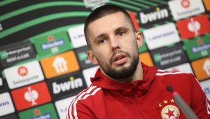 Бранител на ЦСКА чете как се става милиардер 