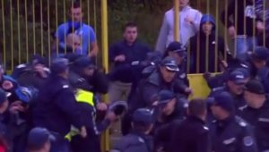 Вандалщина! Фенове на Левски атакуваха полицаи в Благоевград