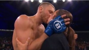 "Бебче, ще ти правя бебета": Боец предложи брак след бой + ВИДЕО