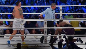 Без милост! Усик нокаутира Дубоа и защити титлите си + ВИДЕО