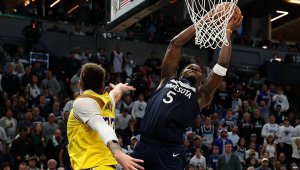 Вълците сразиха Лейкърс в драма, съдиите порязаха здраво Детройт