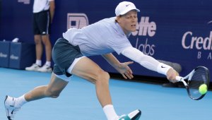 Синер с 25-а поредна победа на твърди кортове