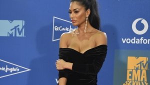 Гришо е забравен: Никол Шерцингер се гушка с новото си гадже на морето + СНИМКИ