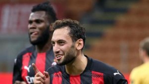 Хакан Чалханоглу напусна Милан, подписва с Интер