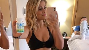 Секссимвол се съблече по прашки край басейн + ВИДЕО и СНИМКИ (+18)