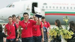 Волейболните ни герои се завърнаха, връчиха купата на министъра