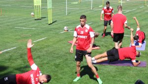ЦСКА представи отбора и играе последната си контрола