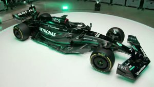 Back in black! Мерцедес отново в черно през 2023-а