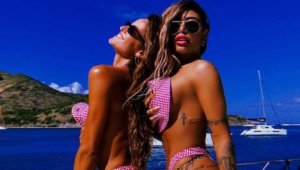Секси футболна половинка разпали страстите с друга мацка + СНИМКИ (+18)