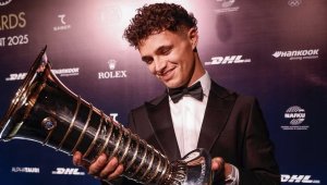 Новият световен шампион Ландо Норис получи трофея + СНИМКИ