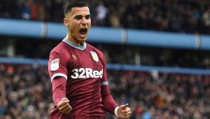 Изненада! На "Олд Трафорд" мислят за бивш играч на Астън Вила