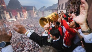 Посрещнаха играчите на Айнтрахт като национални герои + СНИМКИ