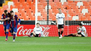 Барса оцеля срещу "прилепите" и остава в играта