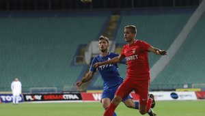 Чужденец напуска Левски