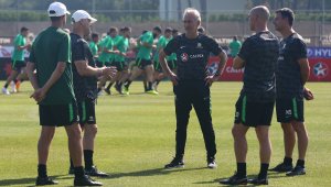 Селекционерът на Австралия вади пари от собствения си джоб за помощниците си