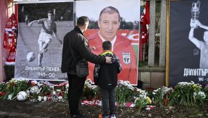 Стотици отдадоха почит на Димитър Пенев на &bdquo;Армията&ldquo;