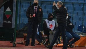 Бате Жоро отново не хвърли оставка, а България не спира да се излага