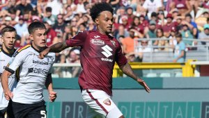 Играч на Торино сваля ослепителен модел в нета + СНИМКИ