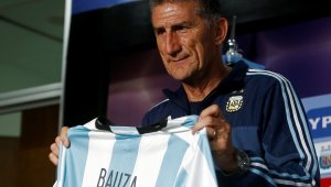 На колене пред Меси, за да играе отново за Аржентина