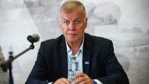 Наско Сираков с обувки в чест на Гунди