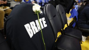 Голдън Стейт се завърна с победа след трагедията